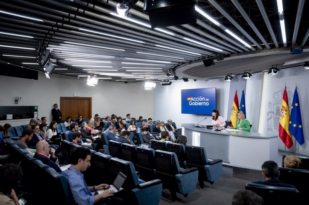 La ministra de Igualdad, Ana Redondo (i), y la ministra de Educación, FP y Deportes y portavoz del Gobierno, Pilar Alegría (d) (A. PÉREZ MECA/EUROPA PRESS)
