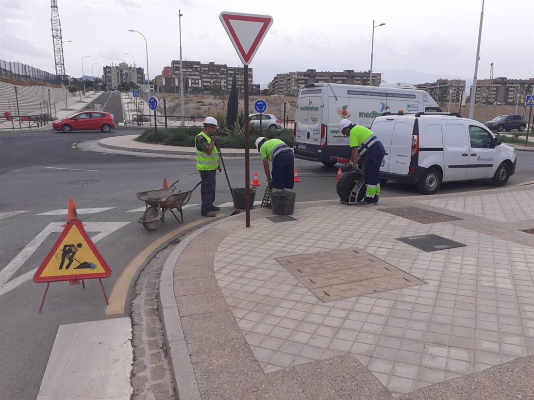 Imagen de archivo de trabajos de limpieza de imbornales de Emasagra en la capital granadina (EMASAGRA)