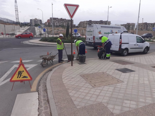 Imagen de archivo de trabajos de limpieza de imbornales de Emasagra en la capital granadina (EMASAGRA)