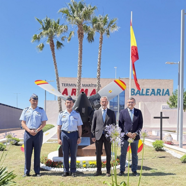 Autoridades civiles y militares ante la hélice cuatripala instalada junto a la terminal marítima (AUTORIDAD PORTUARIA)