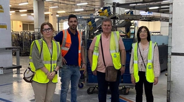 Visitas en el centro logístico de Correos de la Avenida de Pulianas (CORREOS)