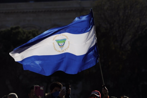 Bandera de Nicaragua izada al revés como modo de protesta por la oposición nicaragüense, en imagen de archivo (JESÚS HELLÍN / ZUMA PRESS / CONTACTOPHOTO)