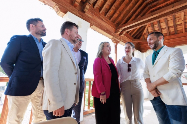 La viceconsejera de Cultura y Deporte de la Junta de Andalucía, Macarena O`Neill, departe con Manuel Liñán en presencia de Patricia Guerrero, entre otros, en el Palacio del Generalife (ÁLEX CÁMARA/EUROPA PRESS) La viceconsejera de Cultura y Deporte de la Junta de Andalucía, Macarena O`Neill, departe con Manuel Liñán en presencia de Patricia Guerrero, entre otros, en el Palacio del Generalife (ÁLEX CÁMARA/EUROPA PRESS)