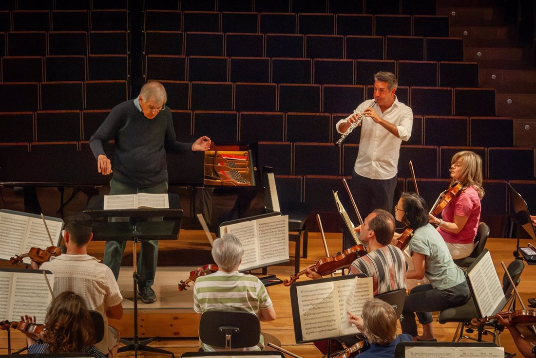 Christian Zacharias a la batuta y Lucas Macías al oboe en un ensayo con la OCG (OCG)