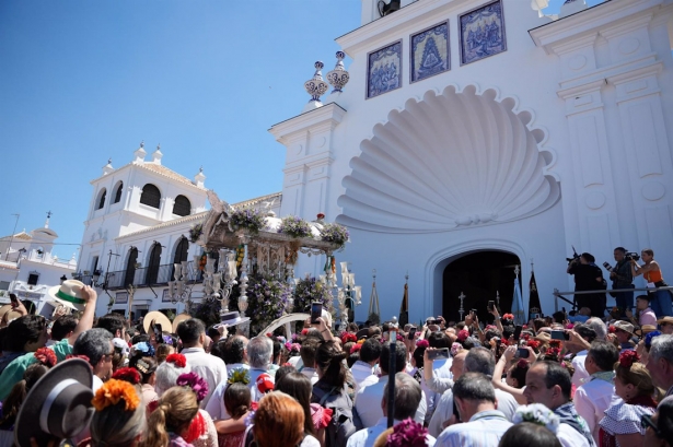 Imagen de archivo de presentación de hermandades en El Rocío (JOAQUIN CORCHERO - EUROPA PRESS)
