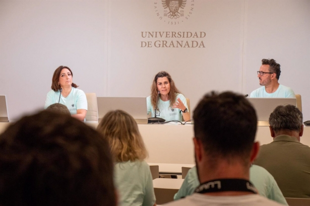 La delegada del Rector para la Salud, Virginia Aparicio, en el centro (UGR)