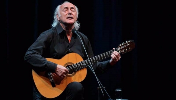 Amancio Prada durante su actuación enla Iglesia de la Anunciación de Sevilla en imagen de archivo (UNIVERSIDAD DE SEVILLA)