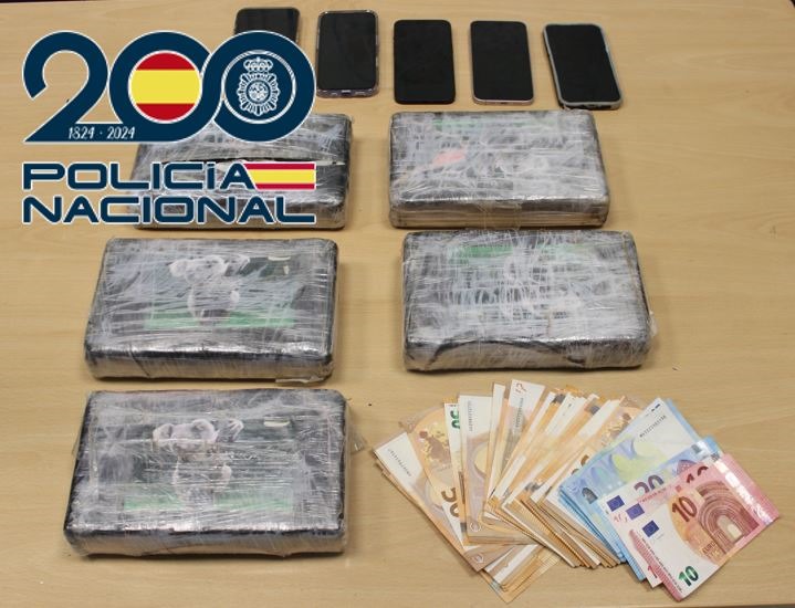 Ccoaína y dinero inetrvenido (POLICÍA NACIONAL)