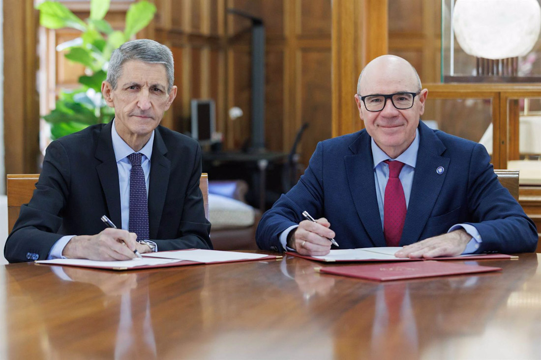 Firma del acuerdo entre, de izquierda a derecha en la imagen, el presidente de la Fundación Unicaja, José M. Domínguez, y el rector de la Universidad de Granada, Pedro Mercado  (ÁLEX CÁMARA/FUNDACIÓN UNICAJA(