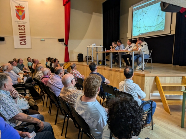 Momento de la Junta General de la Comunidad de Regantes Llanos de Caniles (ALJISUR)
