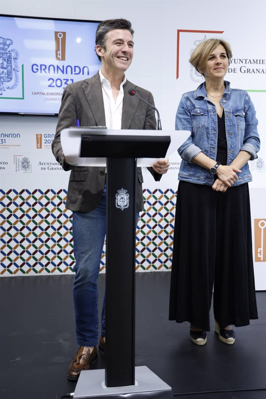 Los concejales Jorge Saavedra y Ana Agudo, en la sala de prensa del Ayuntamiento de Granada (AYUNTAMIENTO)