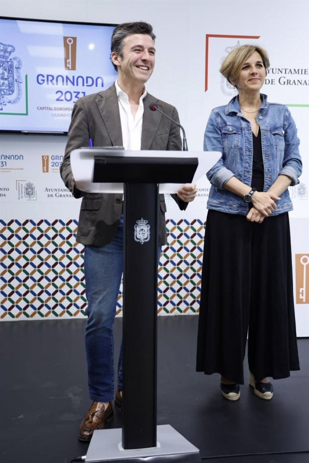 Los concejales Jorge Saavedra y Ana Agudo, en la sala de prensa del Ayuntamiento de Granada (AYUNTAMIENTO)