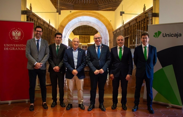 Foto de familia tras la firma del convenio (UGR)