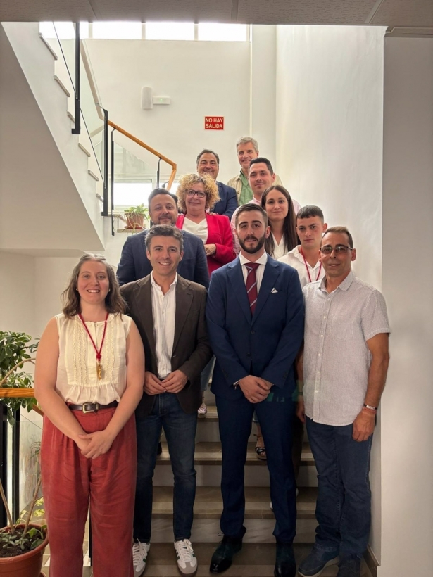 Foto de familia con el nuevo alcalde de Colomera, Eduardo Martín, segundo por la derecha en la imagen en primer término (PP)