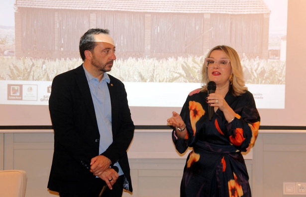 Roberto García, alcalde de Peligros, y Ana Orantes, CEO de la Cueva de 1900, anfitriones del encuentro (J. PALMA)