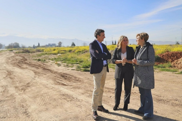 La alcaldesa de Granada, Marifrán Carazo, departe con los concejales de Urbanismo, Enrique Catalina, y de Movilidad, Ana Agudo, en una imagen de archivo en los terrenos donde irá el Parque de las Familias (AYUNTAMIENTO)