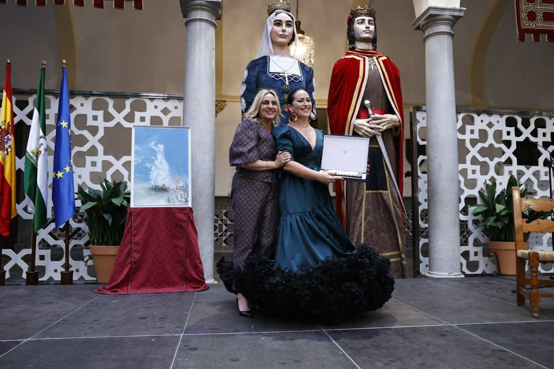 La alcaldesa de Granada, Marifrán Carazo, junto a la pregonera de este año, la cantaora Alicia Morales. (AYUNTAMIENTO DE GRANADA)