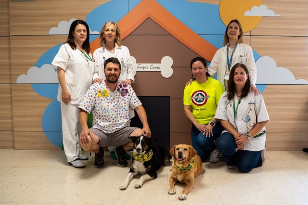 Terapeutas caninos con personal en el Materno Infantil (HOSPITAL VIRGEN DE LAS NIEVES)
