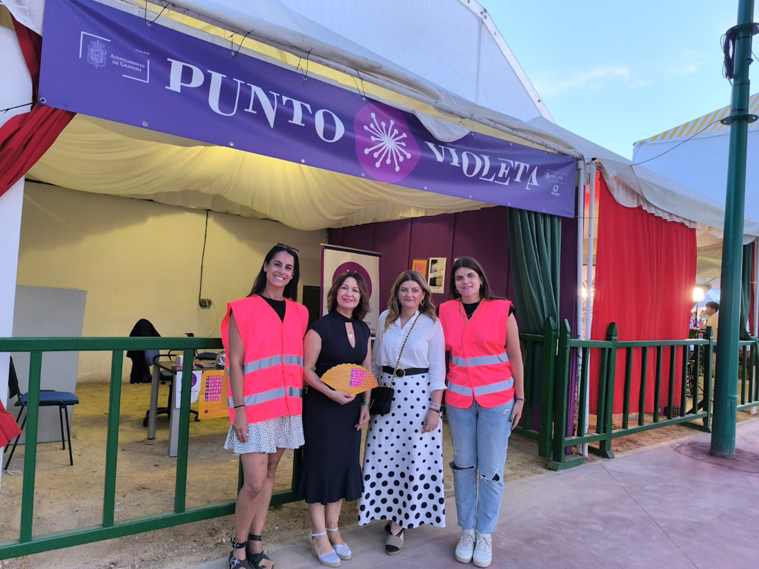 Punto violeta de la Feria del Corpus con la concejal de Igualdad, Encarnación González, y la responsable provincial del IAM, Teresa Illescas, en el centro (AYUNTAMIENTO)