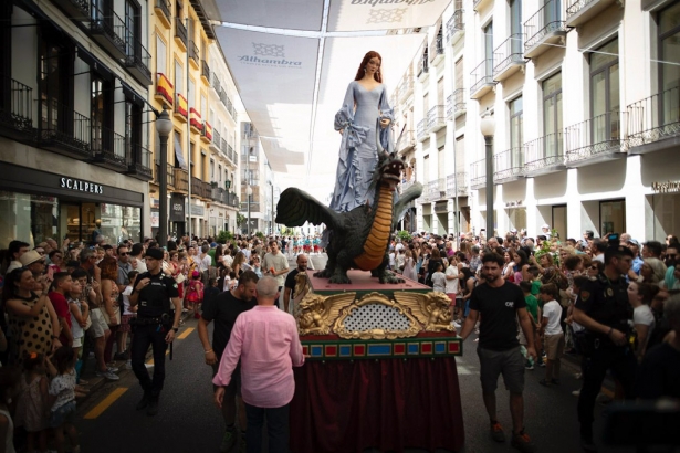 La Tarasca por la calles de Granada (ANTONIO L. JUÁREZ)