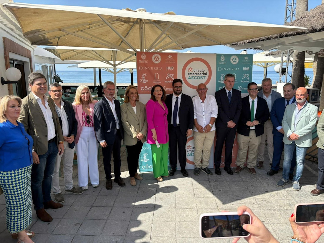 Carmen Crespo, en el centro en la imagen, con la alcaldesa de Motril, Luisa García Chamorro, a su derecha, durante el acto organizado por la Asociación de Empresarios de la Costa Tropical (AECOST(
