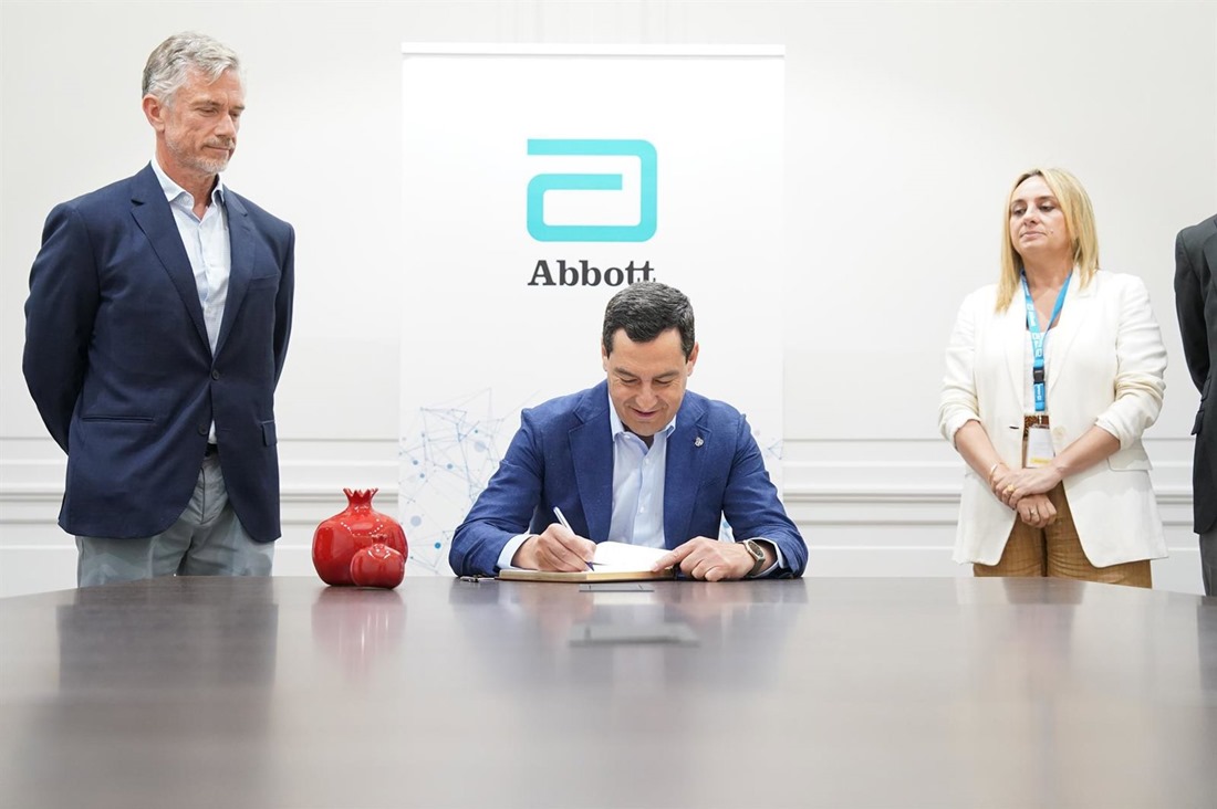 El presidente de la Junta, Juanma Moreno, flanqueado por el presidente de Abbott, Luis García, y la alcaldesa de Granada, Marifrán Carazo (JUNTA)