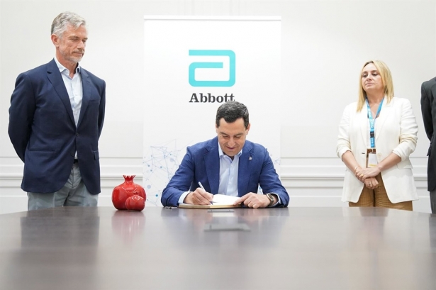 El presidente de la Junta, Juanma Moreno, flanqueado por el presidente de Abbott, Luis García, y la alcaldesa de Granada, Marifrán Carazo (JUNTA)