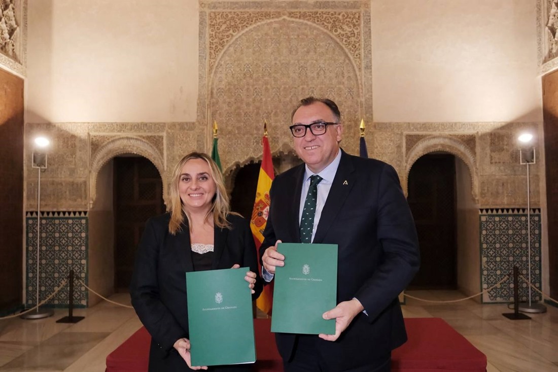El consejero de Turismo y Andalucía Exterior de la Junta de Andalucía, Arturo Bernal, y la alcaldesa de Granada, Marifrán Carazo, en imagen de archivo (JUNTA DE ANDALUCÍA)
