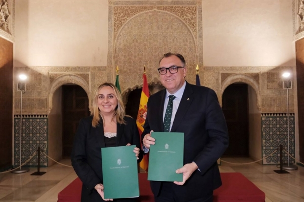 El consejero de Turismo y Andalucía Exterior de la Junta de Andalucía, Arturo Bernal, y la alcaldesa de Granada, Marifrán Carazo, en imagen de archivo (JUNTA DE ANDALUCÍA)