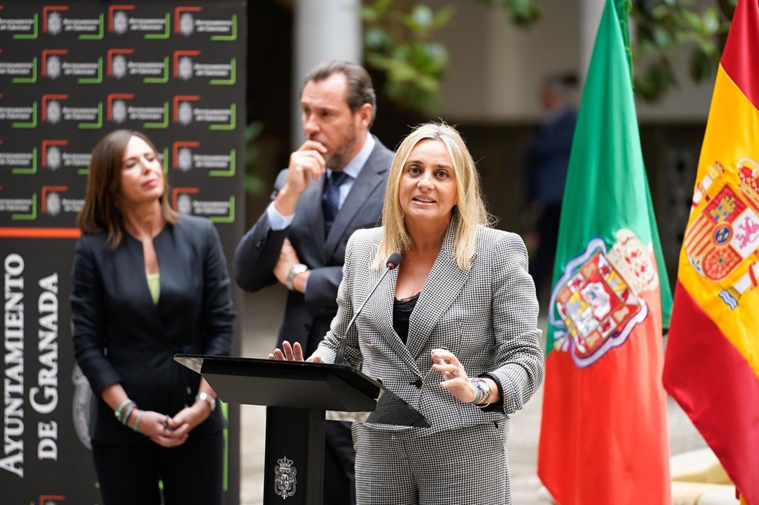 La consejera de Fomento, Rocío Díaz, el ministro de Transportes, Óscar Puente, y la alcaldesa de Granada, Marifrán Carazo, de izquierda a derecha en una foto de archivo. (ARSENIO ZURITA-EUROPA PRESS)