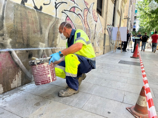 Limpieza de pintadas (ANTONIO L. JUÁREZ)