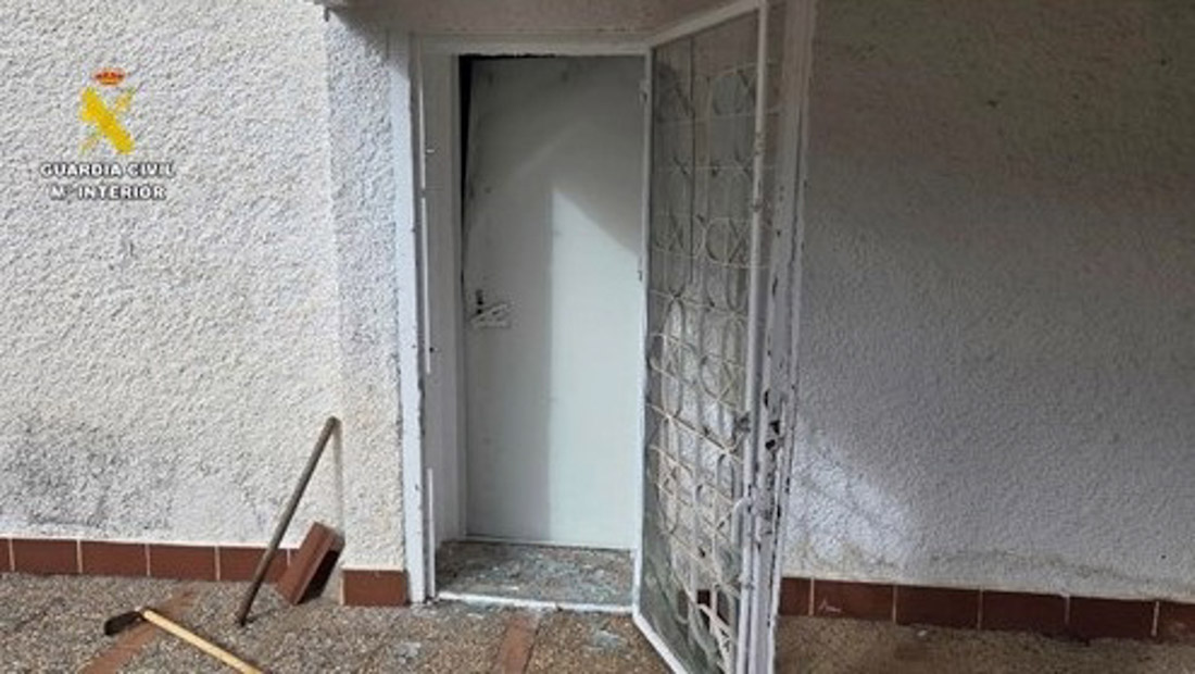 Puerta de la vivienda donde se produjo el robo (GUARDIA CIVIL)