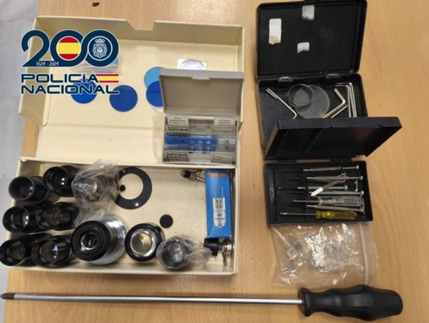 Lentes supuestamente sustraídas por los detenidos y posteriormente recuperadas por la Policía Nacional (POLICÍA NACIONAL)