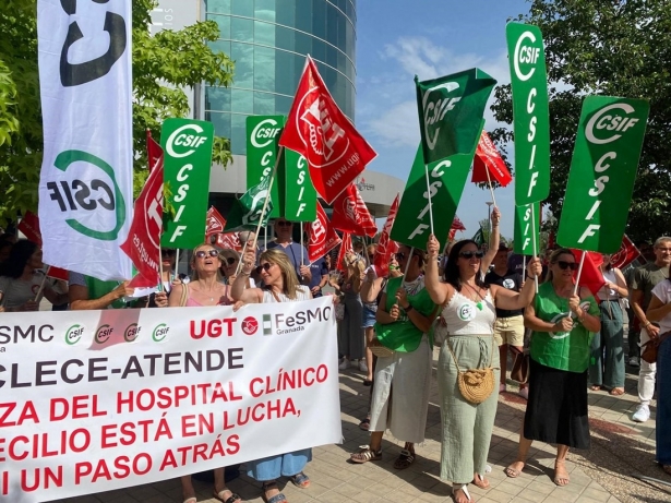 Concentración convocada por el comité de empresa de Clece-Atende a las puertas del Clínico, en imagen de archivo (CSIF)