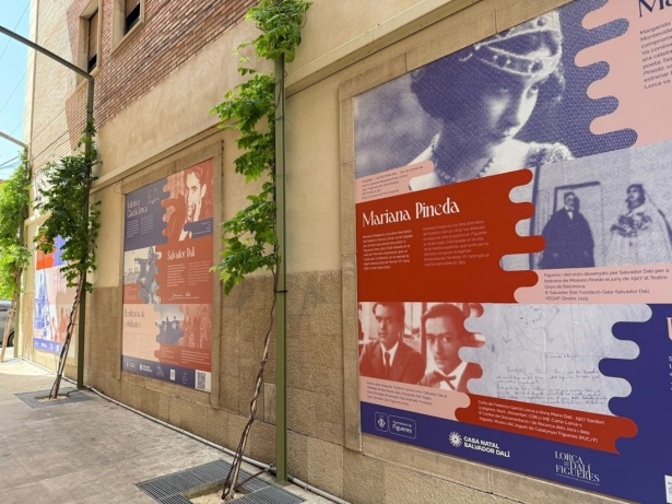 Una parte de la muestra en el pasaje exterior de la Casa Natal Salvador Dalí en Figueres (AJUNTAMENT DE FIGUERES)