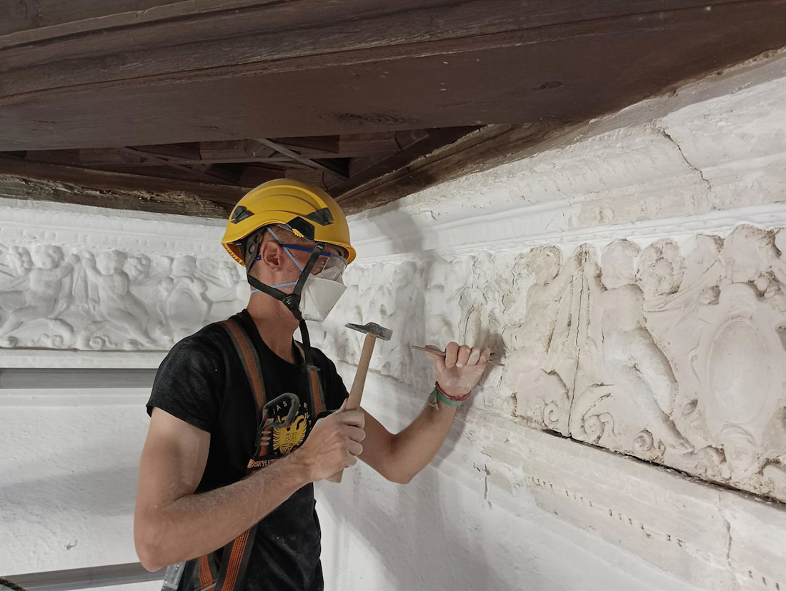 Trabajos de restauración en el friso del Hospital Real (UGR)