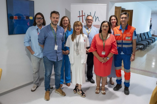 La directora gerente del Virgen de las Nieves, María Ángeles García Rescalvo, a la derecha en la imagen con motivo de la formación de residentes en Urgencias (LUIS LARA/HOSPITAL VIRGEN DE LAS NIEVES)