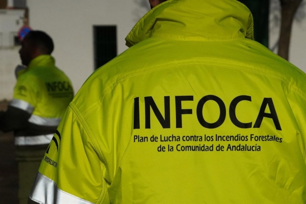 Un agente del Infoca, en una imagen de archivo (AYUNTAMIENTO DE MOGUER?