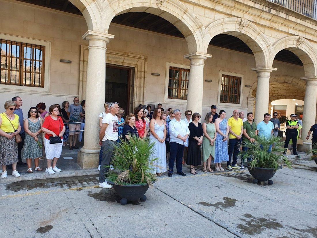 Minuto de silencio en Guadix (AYUNTAMIENTO)