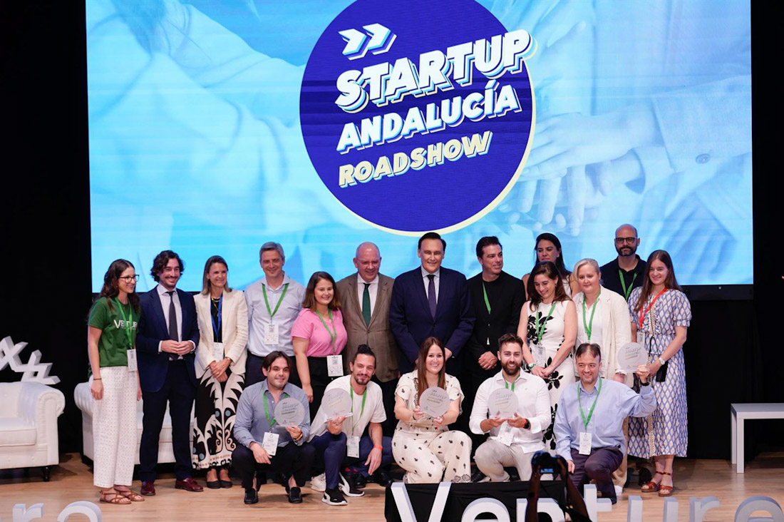El consejero de Universidad, Investigación e Innovación, José Carlos Gómez Villamandos, preside la foto de grupo con los galardonados del Startup Andalucía Roadshow (ARSENIO ZURITA - EUROPA PRESS)