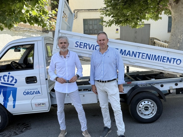 El alcalde y el concejal de Obras y Servicios junto al nuevo vehículo (AYTO. ÓRGIVA) El alcalde y el concejal de Obras y Servicios junto al nuevo vehículo (AYTO. ÓRGIVA)