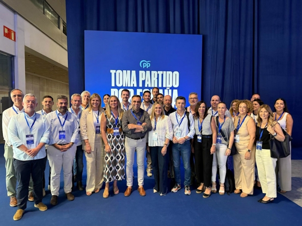 Foto de familia del PP de Granada en el congreso nacional de la formación, con su presidente provincial, Francis Rodríguez, en el centro en primer término en la imagen, con la alcaldesa de la capital granadina, Marifrán Carazo, a su izquierda (PP)