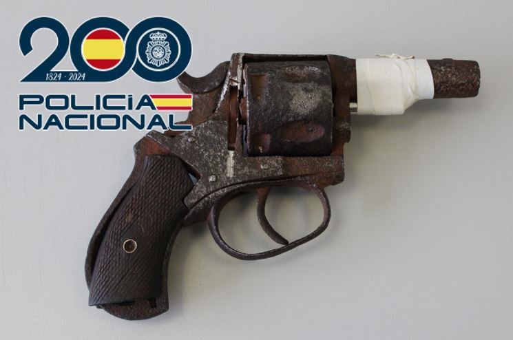 Revolver incautado (POLICÍA NACIONAL)