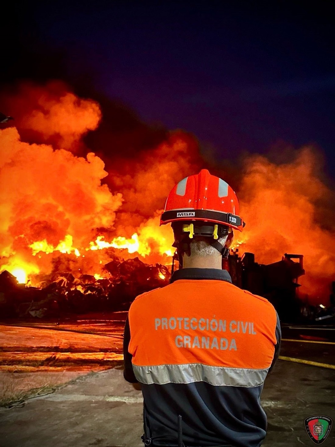 Efectivo de Protección Civil en el incendio (PROTECCIÓN CIVIL GRANADA EN LA RED SOCIAL X)
