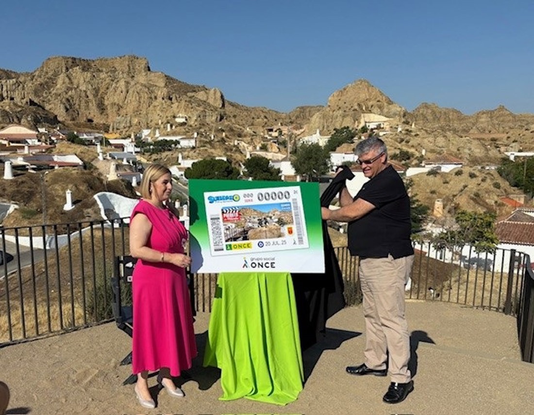 La directora de la ONCE en Granada, Carmen Aguilera ha presentado la imagen de este cupón al alcalde de Guadix, Jesús Lorente (ONCE)