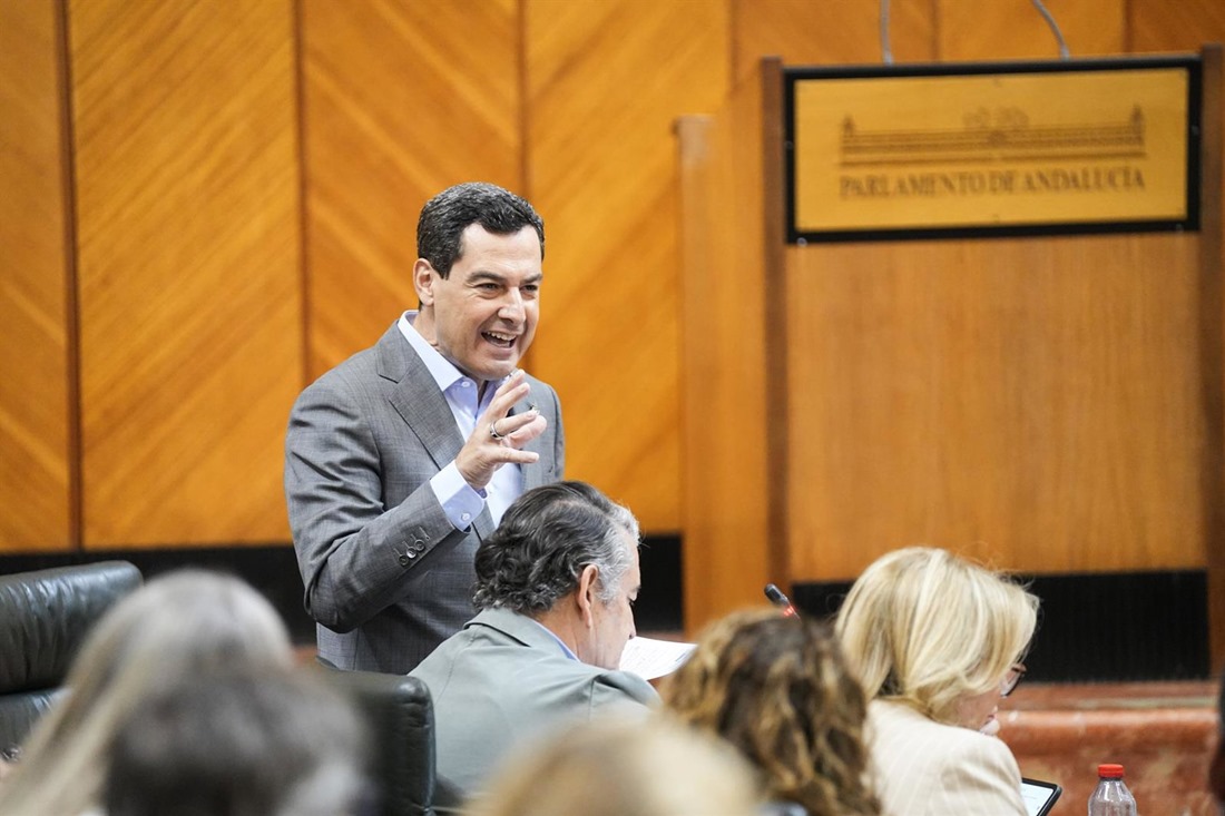 El presidente de la Junta de Andalucía, Juanma Moreno, interviene durante la sesión de control en el pleno del Parlamento andaluz (MARÍA JOSÉ LÓPEZ / EUROPA PRESS)