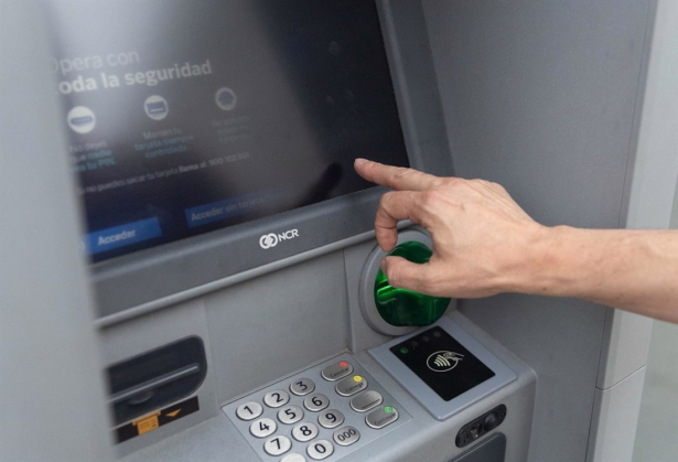 Un hombre utiliza un cajero automático, en imagen de archivo (EDUARDO PARRA - EUROPA PRESS) Un hombre utiliza un cajero automático, en imagen de archivo (EDUARDO PARRA - EUROPA PRESS)