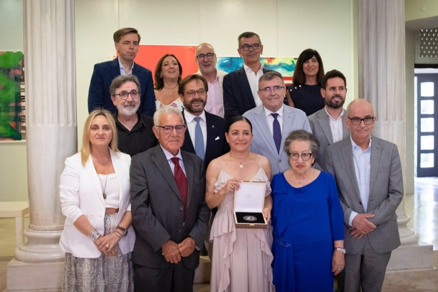 Foto de familia tras la entrega de la medalla (ANTONIO L. JUÁREZ)