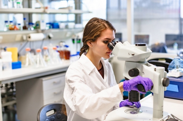 Una científica observando a través de un microscopio. Imagen de archivo (PAUL GULEA) Una científica observando a través de un microscopio. Imagen de archivo (PAUL GULEA)