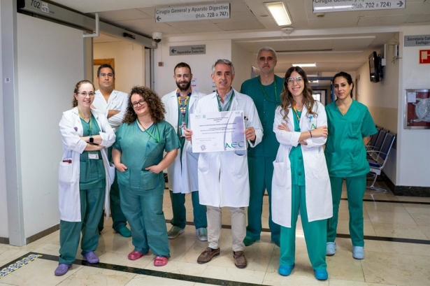 El coordinador de la unidad de cirugía de pared abdominal del Virgen de las Nieves, Alfonso Mansilla, en el centro en la imagen con miembros de su equipo (HOSPITAL VIRGEN DE LAS NIEVES)